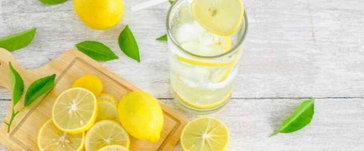 vaso de agua con limon